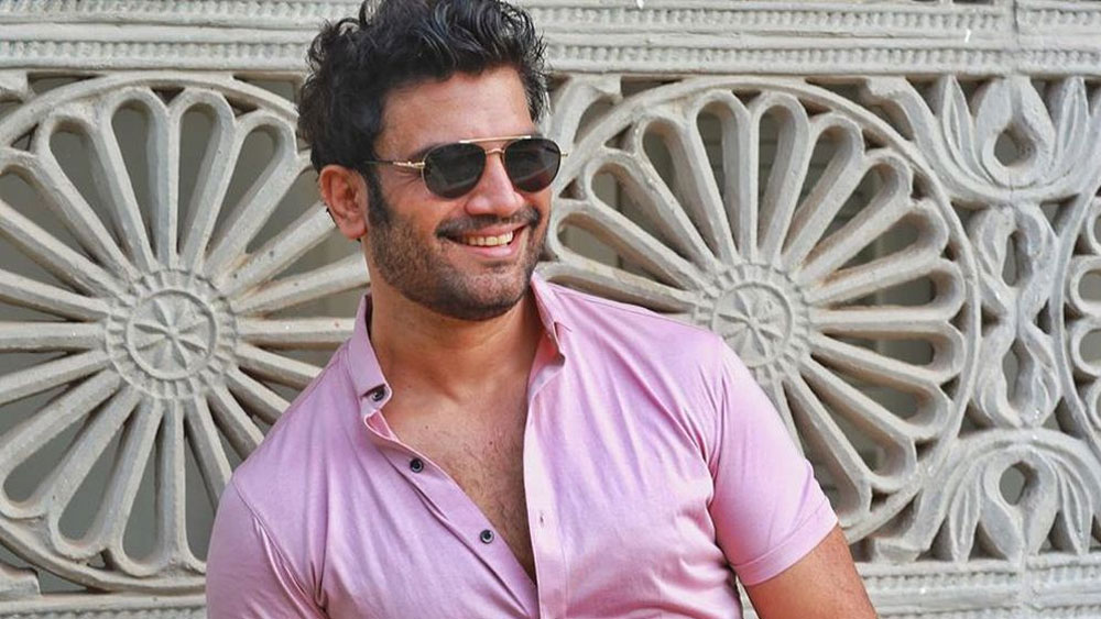 মা একার উপার্জনে শরদ এবং তাঁর বোনের দেখভাল করেছেন। স্কুল পাশ করার পর গ্বালিয়রের প্রেস্টিজ ইনস্টিটিউট থেকে এমবিএ করেন।