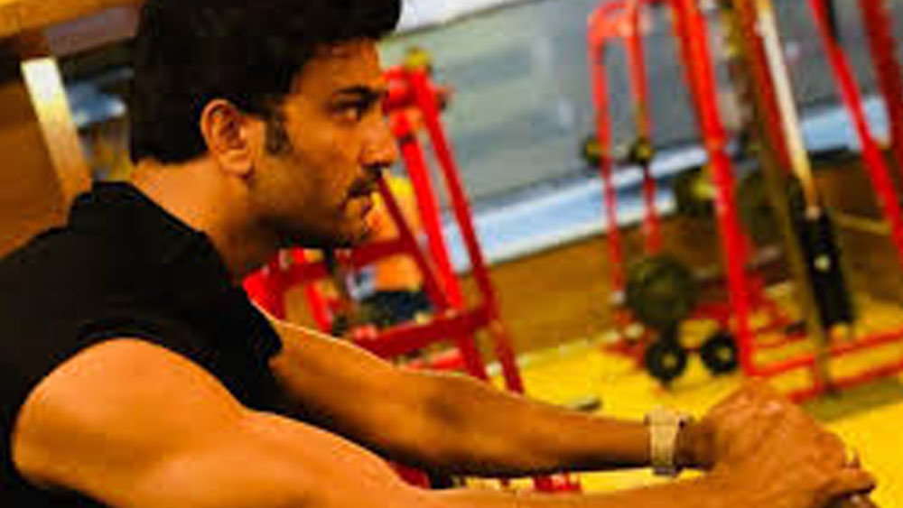 তিনি কেরিয়ার শুরু করেছিলেন জিম ট্রেনার হিসাবেই। ২০০৪ সালে তিনি গ্রাসিম মিস্টার ইন্ডিয়া প্রতিযোগিতায় অংশ নেন এবং তারপরই মডেলিংয়ে আসেন।