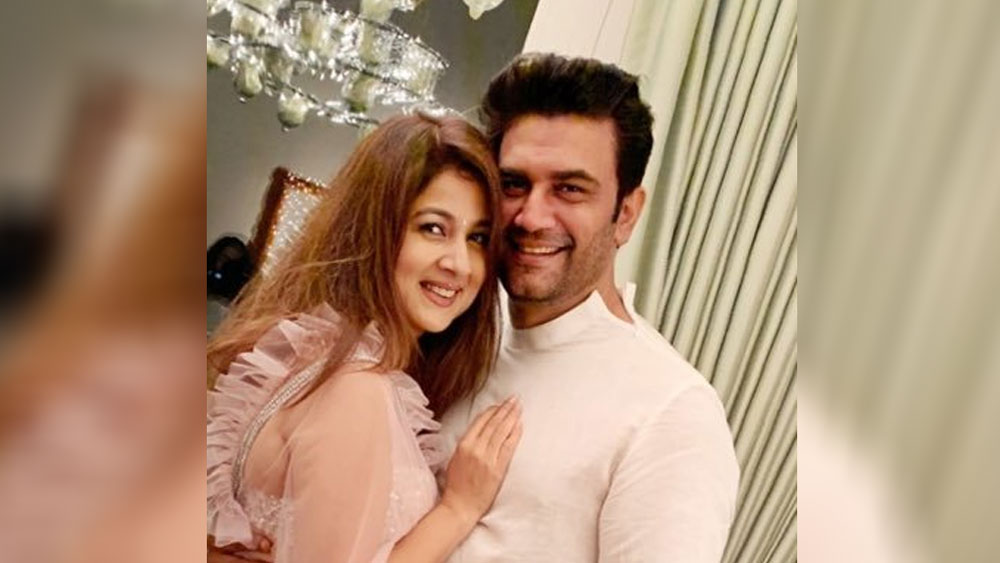 তাঁর টেলিভিশন ডেবিউ ছিল ‘আক্রোশ’। তাঁর তোতলামির সমস্যার জন্য প্রথম দিকে অনেক পরিচালকই তাঁকে নিতে চাইতেন না। একতা কপূর তাঁকে এক সিরিয়ালের মাঝপথ থেকে বার করে দিয়েছিলেন।