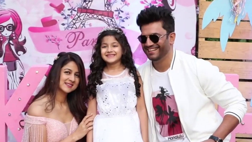 তাঁকে সাহায্য করতেন স্ত্রী কীর্তি কেলকর। কীর্তি নিজেও টেলিভিশন অভিনেত্রী ছিলেন। কর্মসূত্রেই দু’জনের পরিচয়। ২০০৫ সালে বিয়ে করেন তাঁরা।