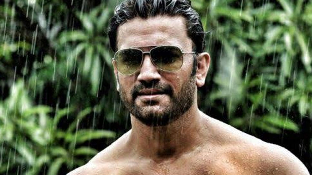 পাশাপাশি বলিউড ফিল্মেও সুযোগ পেতে শুরু করেন। শরদ ‘হলচল’, ‘১৯২০ ইভিল রিটানস্’ এবং ‘রকি হ্যান্ডসাম’-এর মতো একাধিক বলিউড ছবিতে অভিনয় করেছেন। এ ছাড়াও ছোট পর্দায় বিভিন্ন ধারাবাহিকে তাঁর নিয়মিত উপস্থিতি।