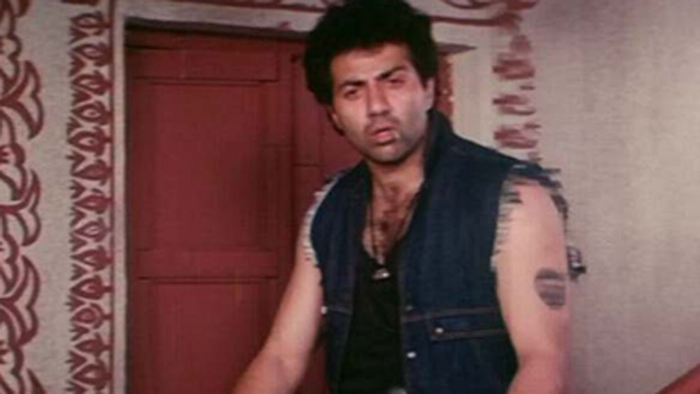 ৪৪ বছরের দাম্পত্য জীবনে এখনও সানির সঙ্গে ক্যামেরায় ধরা পড়েছে তাঁর এমন হাতেগোনা কয়েকটি ছবিই রয়েছে মাত্র।