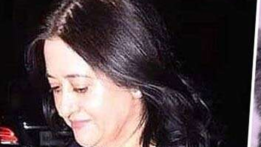 কেন ক্যামেরা থেকে মুখ ফিরিয়ে থাকেন পূজা? সানির জীবন নিয়ে একটু নাড়াচাড়া করলেই এর উত্তর পাওয়া যায়।