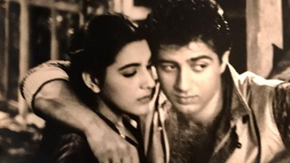 ‘বেতাব’ ছিল সানির ডেবিউ। সুপারহিট হয়েছিল ছবিটি। সানিও দর্শকদের কাছে জনপ্রিয় হয়ে ওঠেন। কিন্তু দর্শক তো বটেই, বলিউডও জানত না সানির দাম্পত্য জীবনের কথা।