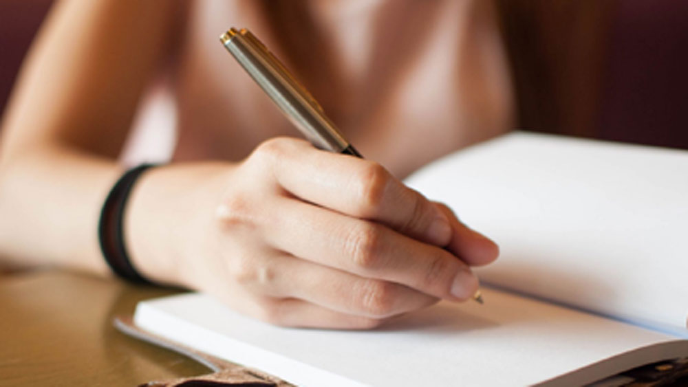 পূজা পেশায় একজন লেখিকা। তাঁর বাবা বংশসূত্রে ভারতীয় এবং মা ব্রিটিশ। লন্ডনেই বড় হওয়া তাঁর। সানির সঙ্গে সেখানেই আলাপ এবং একান্ত ঘরোয়া অনুষ্ঠানে লন্ডনেই তাঁদের বিয়ে।