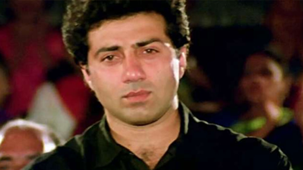 পূজা এমনিতেই ক্যামেরার সামনে আসা খুব একটা পছন্দ করতেন না। তার উপর সানির সঙ্গে তাঁর সহ অভিনেত্রীদের সম্পর্কের কথা জানাজানি হওয়ায় মাঝে তাঁদের দাম্পত্যে গণ্ডগোলও শুরু হয়েছিল।