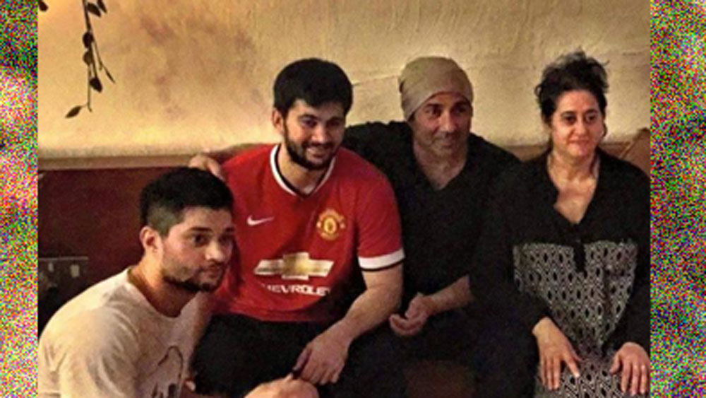 তার উপর প্রথম দিকে নিজেকে বিবাহিত বলে পরিচয় দিতে চাইতেন না সানি। তাই কখনও স্ত্রীকে ক্যামেরার সামনে আসার অনুরোধও করতেন না।