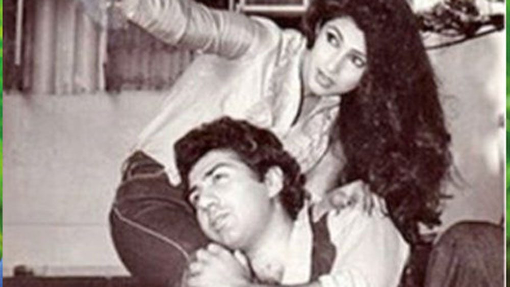 তত দিনে ডিম্পল কাপাডিয়ার সঙ্গে তাঁর ঘনিষ্ঠতা নিয়ে কানাঘুষো শুরু হয়ে গিয়েছিল। পরিস্থিতি এমন পর্যায়ে পৌঁছেছিল যে, স্ত্রী পূজা তাঁকে ডিভোর্স দেওয়ার সিদ্ধান্তও নিয়ে ফেলেছিলেন। কিন্তু পুরো দেওল পরিবার পূজার পাশে দাঁড়িয়েছিল সে সময়।