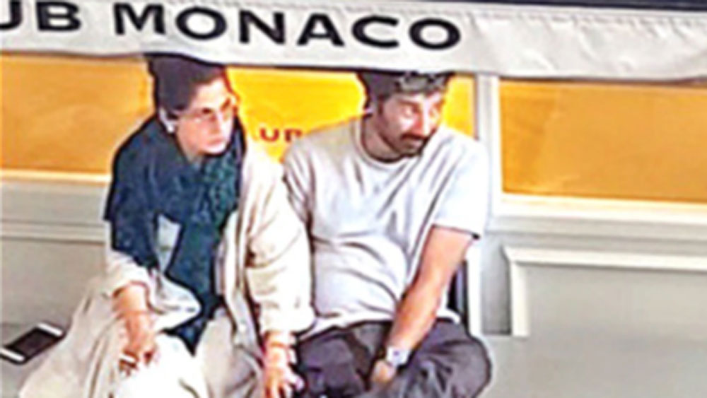 তার উপর ডিম্পলের সঙ্গে সানির গোপন সম্পর্ক নিয়ে এখনও মাঝে মধ্যেই খবর প্রকাশিত হয়। লন্ডনের রাস্তায় সম্প্রতি তাঁদের হাতে হাত রেখে বসে থাকার ছবিও ভাইরাল হয়েছে।