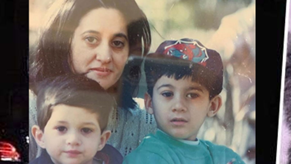 সানি আর পূজার দুই সন্তান। সন্তানদের সঙ্গে সম্পর্কের বাঁধন শক্ত হলেও স্ত্রী পূজার সঙ্গে বাঁধন আলগাই রয়ে গিয়েছে এবং সে কারণেই দু'জনকে সচরাচর একসঙ্গে দেখা যায় না বলে মনে করা হয়।