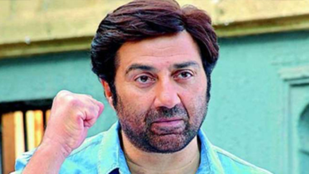 এক সাক্ষাৎকারে সানিকে এ বিষয়ে জিজ্ঞাসাও করা হয়েছিল। সানি উত্তরে জানিয়েছিলেন, তাঁর স্ত্রী পূজা ব্যক্তিগত জীবন ক্যামেরাবন্দি করতে পছন্দ করেন না। আর দেওলরা কখনও কোনও বিষয়ে কারও উপর জবরদস্তি করেন না।