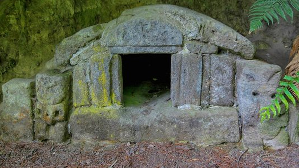 রোটোরুয়া শহর থেকে ১৪ কিমি দক্ষিণপূর্বে এই ঘুমন্ত শহরে সাজানো আছে পাথরের তৈরি গুদামঘর, মাওরিদের নৌকো এবং কামারশালা। আগ্নেয়গিরির ছাই এবং কাদার স্তরের নীচ থেকে সেগুলি উদ্ধার করা হয়েছে।