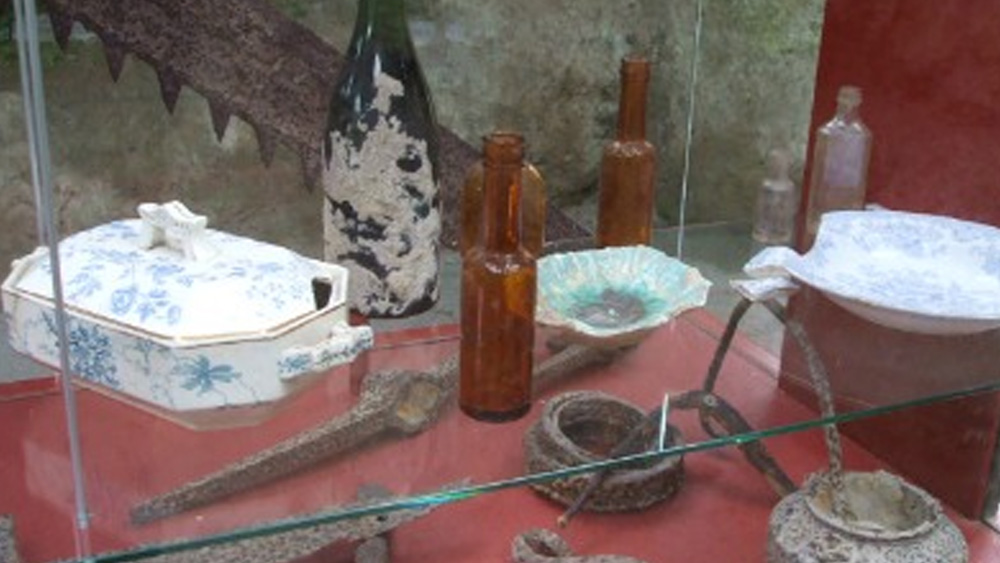 প্রত্নতাত্বিক জিনিসগুলি সংগ্রহ করে সাজিয়ে রাখা হয়েছে ‘তে ওয়াইরোয়া’-র সংগ্রহশালায়। আগ্নেয়সমাধি হওয়া এই জনপদের অন্যতম আকর্ষণ ছিল আজ থেকে ২৩৫ বছর আগের একটি সেলাইমেশিন।