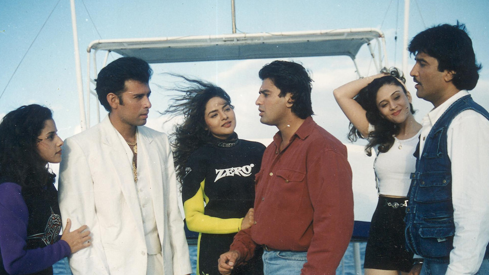 কিন্তু সংসারের চাপ বাড়তে থাকায় বেশি দিন এই শখের অভিনয় চলল না। স্কুলজীবনের বন্ধু সঞ্জয় গুপ্তের সঙ্গে যোগাযোগ করে পঙ্কজ পরাশরের কিছু ছবিতে সহকারী পরিচালক হিসেবে কাজ করেন।