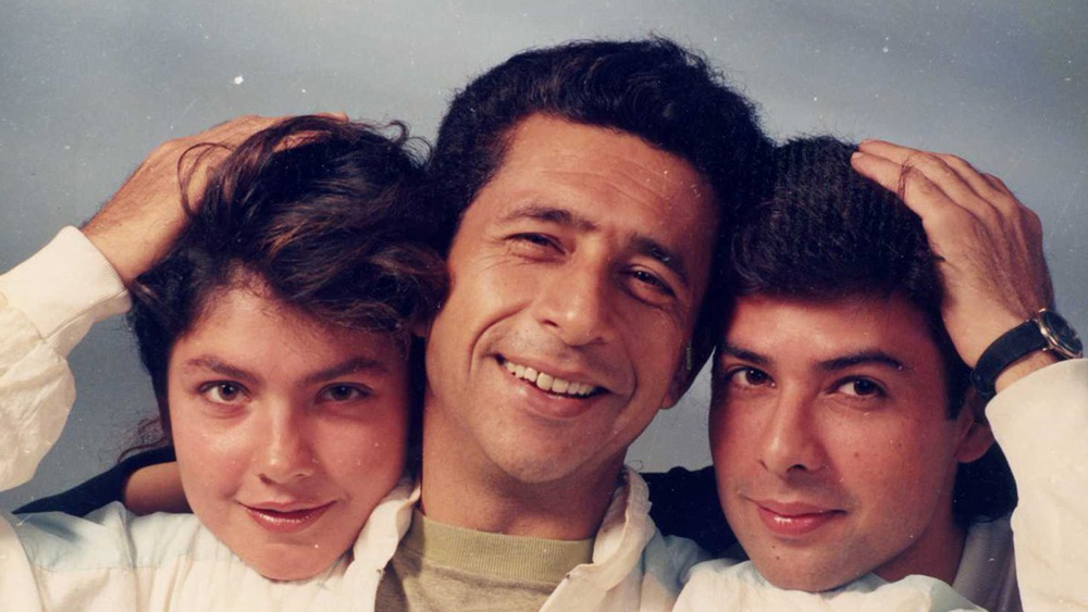 সহকারী পরিচালকের কাজ করতে করতেই অতুল সুযোগ পেলেন অভিনয়ে। সে সময় অর্থের জন্য তিনি সব রকম কাজ করতে রাজি হয়ে যেতেন। ১৯৮৩ সালে প্রথম ছবির ১০ বছর পরে মহেশ ভট্টের ‘স্যর’-এ অভিনয় করলেন তিনি। পরের বছর ‘আতিশ’ ছবিতে দর্শকদের নজর কাড়েন অতুল।