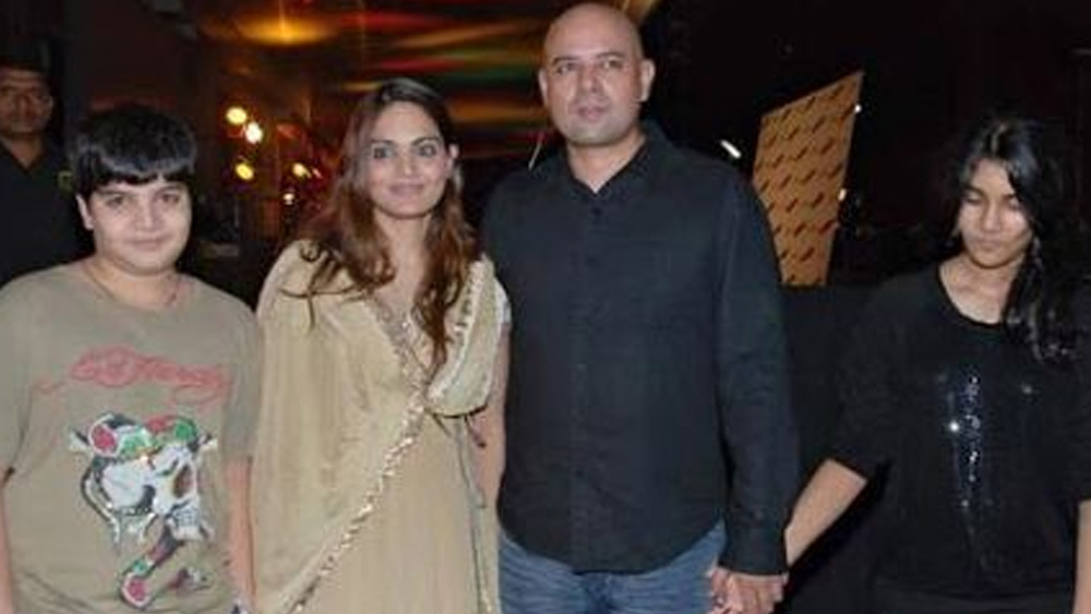 অভিনেতা পরিচয়ের মোহের পিছনে পড়ে থাকেননি অতুল। জীবন যেভাবে বাঁক নিয়েছে, তিনিও সেভাবেই পা ফেলেছেন। বলিউডের বিস্মৃত নায়কদের তালিকার অংশ না হয়ে প্রতিষ্ঠিত হয়েছেন প্রযোজক পরিচয়ে।