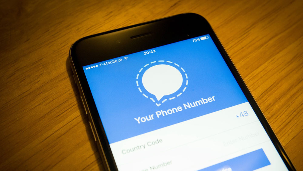 হোয়াটসঅ্যাপ যেখানে ব্যবহারকারীর যাবতীয় তথ্য জেনে নিতে চাইছে, সিগন্যালের ক্ষেত্রে শুধুমাত্র মোবাইল নম্বর দিতে হবে। এই কারণেই বিপুল জনপ্রিয়তা পেয়েছে সেটি।