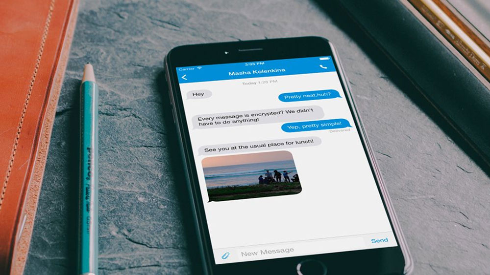 হোয়াটসঅ্যাপে কোনও মেসেজ পড়া হয়েছে কি না তার নীচে নীল রঙের টিক চিহ্ন দেখে বোঝা যায়। আবার কেউ কিছু লিখছেন কি না উপরে ‘টাইপিং’ মেসেজ দেখেও বুঝে নেওয়া যায়। সিগন্যালে এই দুটিকেই ‘ডি’ করে রাখা যায়।
