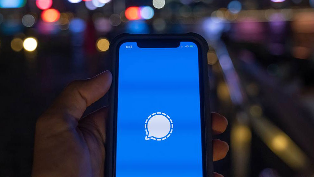 সিগন্যাল ব্যবহারকারীরা এখনও পর্যন্ত দুটি সমস্যার সম্মুখীন হয়েছেন। এতে খুব তাড়াতাড়ি চার্জ চলে যায় মোবাইলের ব্যাটারির।