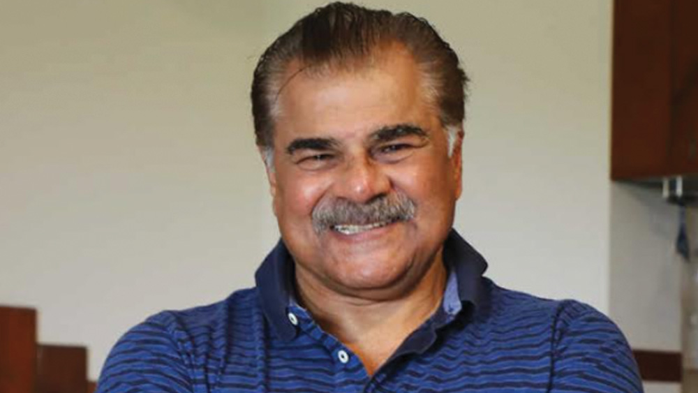 চাকরির নিশ্চিত জীবন ছেড়ে তিনি বেছে নেন অভিনয়কেই। চলে যান মুম্বই। তার আগে অবশ্য এই সিদ্ধান্তের জন্য বাড়িতে প্রবল প্রতিরোধের মুখে পড়তে হয়েছিল। ছেলে অভিনেতা হতে চান শুনে তাঁকে মারতে উদ্যত হয়েছিলেন শরতের বাবা।