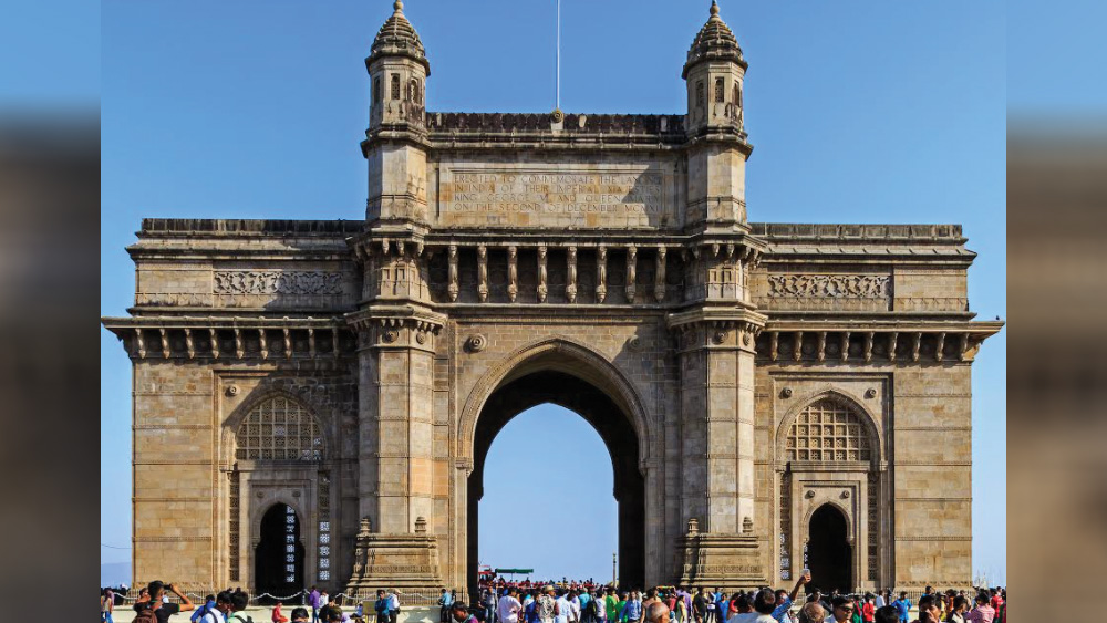 কিন্তু ছেলে তো নিজের সিদ্ধান্তে অনড়। শেষে তাঁর বাবা তাঁকে শর্ত দেন, আগে ডাক্তার বা ইঞ্জিনিয়ার হতে হবে। তার পর নিজের শখ তিনি পূর্ণ করতে পারেন। শেষে ইঞ্জিনিয়ার হওয়ার পরে বাবার কাছে থেকে অনুমতি পান। এক বন্ধুর সঙ্গে মুম্বই এসে পৌঁছন।