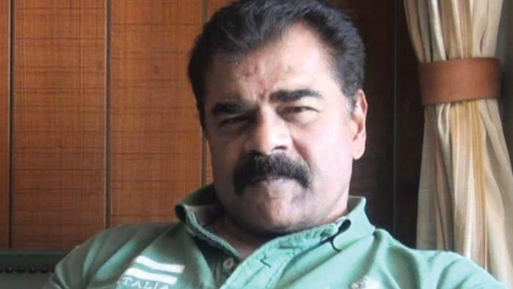 অভিনয় ছাড়াও তাঁর শখ ছিল ফোটোগ্রাফি। সে সময় ধর্মেন্দ্রর ভাই বীরেন্দ্রর ছবি তুলেছিলেন তিনি। বীরেন্দ্রর সঙ্গে পরিচয় সূত্রে হিন্দি ছবিতে অল্পবিস্তর কাজের সুযোগ পান শরৎ।