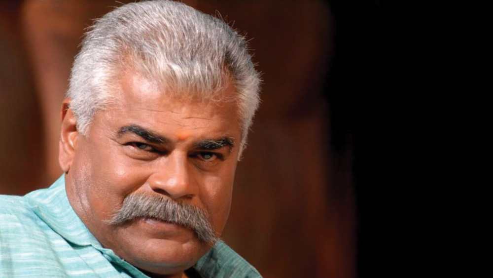 ২০০০ সালে তিনি অভিনয় করেন সুনীল শেট্টির ‘আগাজ’ ছবিতে। এই ছবির জন্য তিনি মাথার সব চুল কেটে ফেলেছিলেন। তার পর  তাঁকে দেখা গেল নতুন লুকে। কারণ সে সময় তিনি আর চুলে ডাই করাননি। পাকা চুলে তাঁর নতুন লুক পছন্দ হয় পরিচালক-প্রযোজকদের।