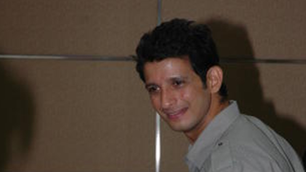 ১৯৯৭ সাল থেকে তিনি অভিনয় করতেন গুজরাতি থিয়েটারের মঞ্চে। বেশ কিছু নামী নাটকের অংশ ছিলেন তিনি। ‘অল দ্য বেস্ট’ নাটকে মূক ও বধিরের ভূমিকায় তাঁর অভিনয় প্রশংসিত হয়। নাটকটির শো অন্তত ৫০০ রজনী পার করেছিল।