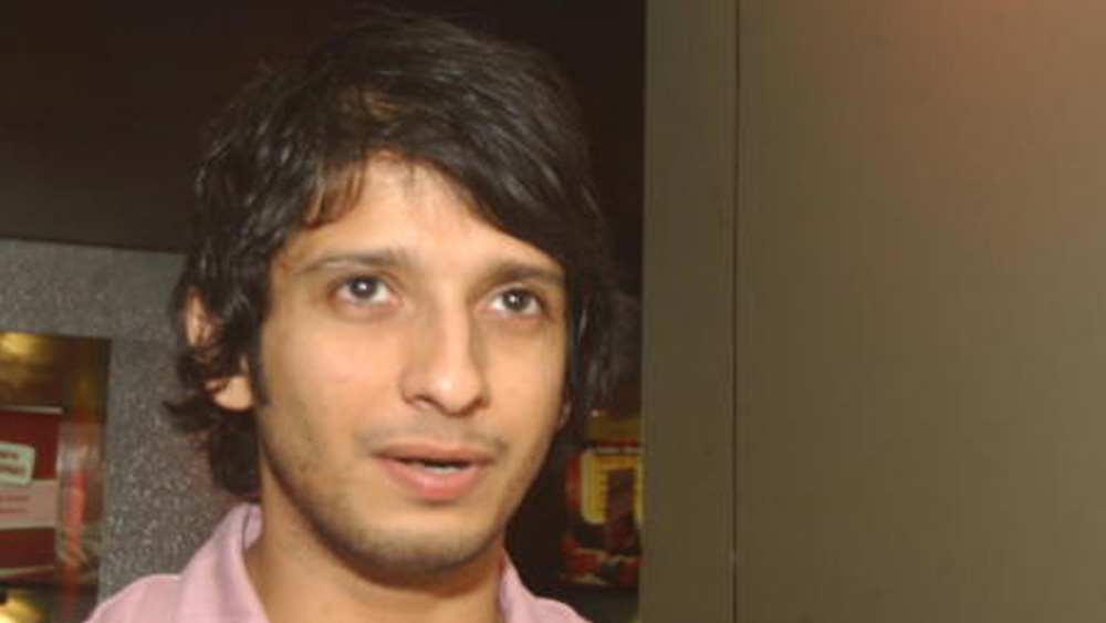 রোহিত শেট্টির ‘গোলমাল রিটার্নস’-ও তাঁর হাতছাড়া হয়ে যায়। কারণ তিনি মোটা অঙ্কের পারিশ্রমিক চেয়েছিলেন। শোনা যায়, তিনি দেড় কোটি টাকা চেয়েছিলেন। তাঁর ম্যানেজার বহু চেষ্টা করেও প্রযোজকদের রাজি করাতে পারেননি। তাঁর বদলে সুযোগ পান শ্রেয়স তলপড়।