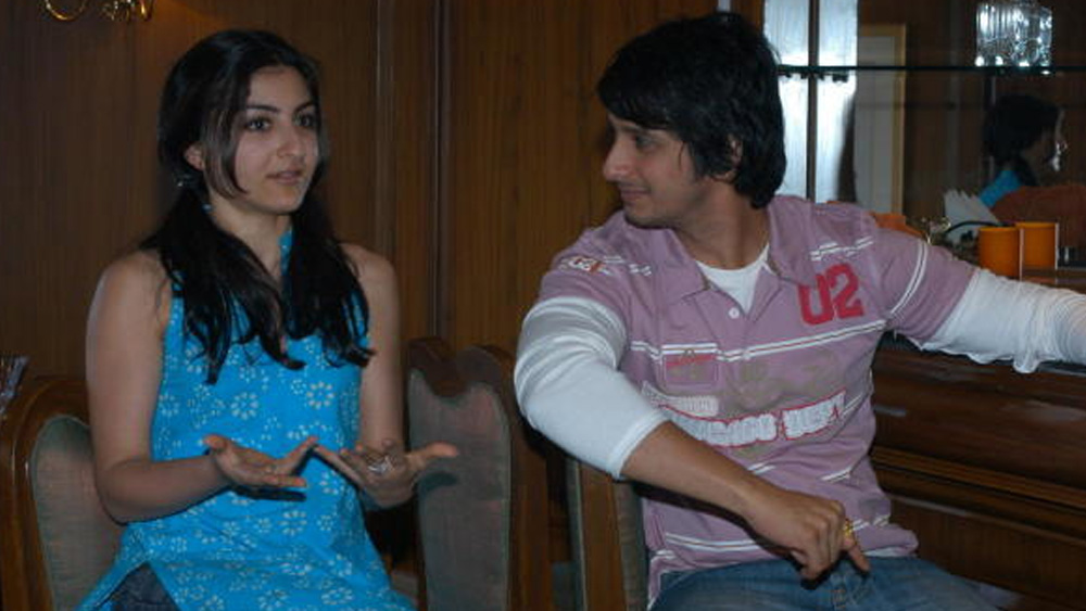 ছবিতে সুযোগ না পেয়ে তিনি ফিরে যান থিয়েটারে। কঠোর প্রতিযোগিতার ইন্ডাস্ট্রিতে তাঁর অভাবও বোঝা যায়নি সেভাবে। শুধু তাঁর অভিনীত চরিত্রগুলি দেখে অনুরাগীদের মনে প্রশ্ন আসত, কোথায় গেলেন শরমন জোশীর মতো বলিষ্ঠ অভিনেতা?