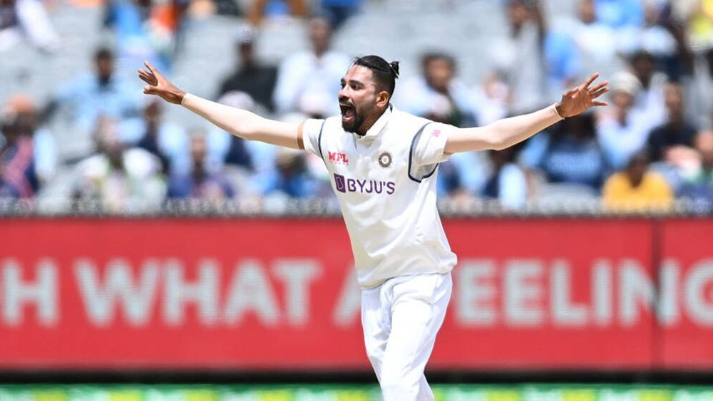 মহম্মদ সিরাজ: এই দলের সবচেয়ে অভিজ্ঞ পেসার এখন তিনিই। অথচ তাঁর নিজেরই কেরিয়ারের বয়স মাত্র ২ ম্যাচ। সিডনির মাঠে বার বার বর্ণবিদ্বেষী মন্তব্য শুনতে হয়েছে তাঁকে। কিন্তু তিনি যে কতটা কঠিন মানসিকতার, তার প্রমাণ বাবাকে হারিয়েও অস্ট্রেলিয়াতে থেকে গিয়েছিলেন বাবারই স্বপ্নপূরণ করতে। ব্রিসবেনে সেই মানসিকতাই দেখাতে হবে সিরাজকে।