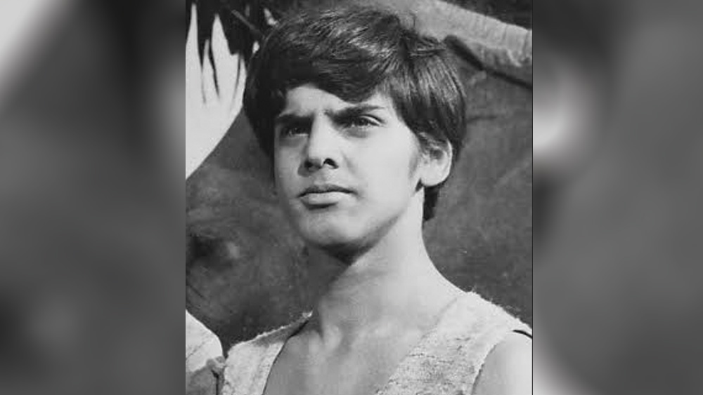 মেহবুব খান চাইছিলেন এমন একজনকে, যে খুব চটপটে হবে এবং গুছিয়ে, সুন্দর কথা বলবে। তাঁর পছন্দসই শিশুশিল্পীর খোঁজ মেহবুব খানের সহকারীকে দিলেন ইউনিটের ফাইটমাস্টার ডগলাস। পরিচালকের পছন্দের কথা শুনে সহকারী ওয়াজিদ খানের ছেলের কথা তাঁর মনে পড়েছিল।