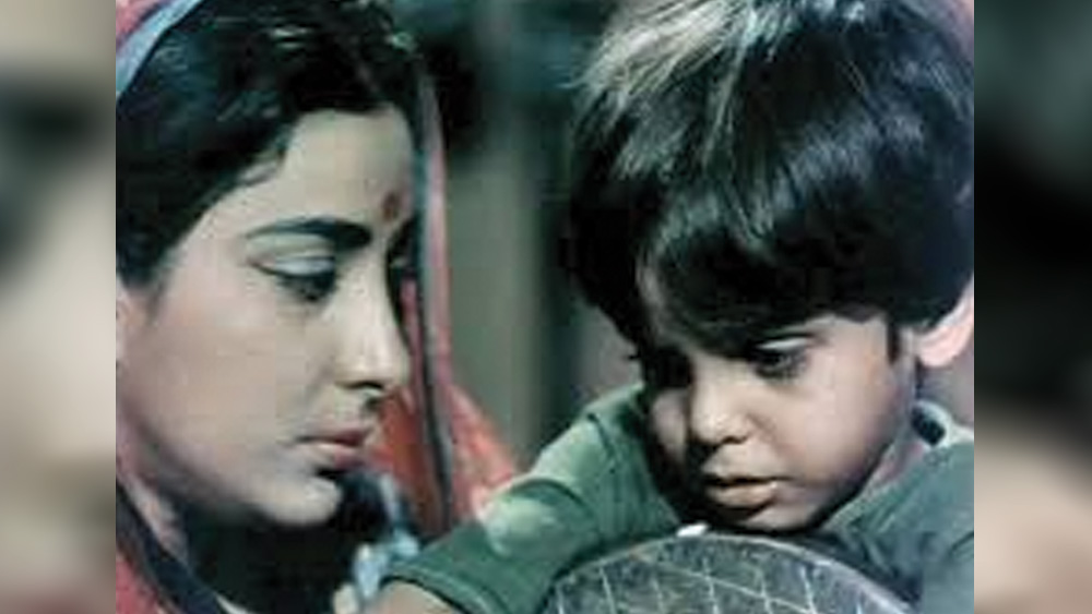 আলাপ হওয়ার পরে ‘বিরজু’ চরিত্রে সাজিদকে নেওয়ার জন্য দু’বার ভাবেননি মেহবুব নিজেও। শ্যুটিং শুরু হওয়ার দিন কয়েকের মধ্যে ইউনিটের সকলের মন জয় করে নিলেন সাজিদ। বিশেষ করে নার্গিস পর্দার বাইরেও তাঁর মায়ের মতোই হয়ে উঠলেন। অভিনেত্রীকে ‘মা’ বলেই ডাকতেন সাজিদ।