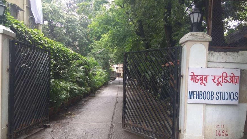 ‘মাদার ইন্ডিয়া’ যতটা সাফল্য এনে দিয়েছিল মেহবুব খানকে, ‘সন অব ইন্ডিয়া’ তত ব্যর্থতার মুখে ঠেলে দিল তাঁকে। এর ২ বছর পরেই মৃত্যু হয় এই পরিচালক-প্রযোজকের। তাঁর মৃত্যুর পরে বহু অঙ্কের দেনা রয়ে গিয়েছিল। ফলে ‘মেহবুব স্টুডিয়ো’ ব্যবহার করা যায়নি দীর্ঘ দিন।