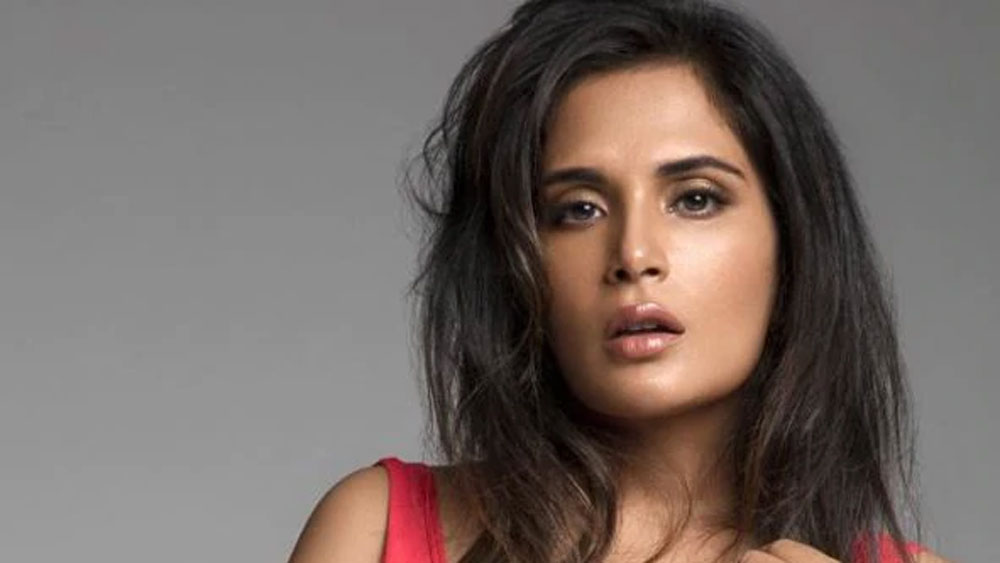 রিচা যদি নিজের চুল কেটে ফেলতেন তা হলে বিয়ের দিন আসতে আসতে তাঁর হেয়ার স্টাইল অনেকটা মাশরুমের মতো দেখতে হত।