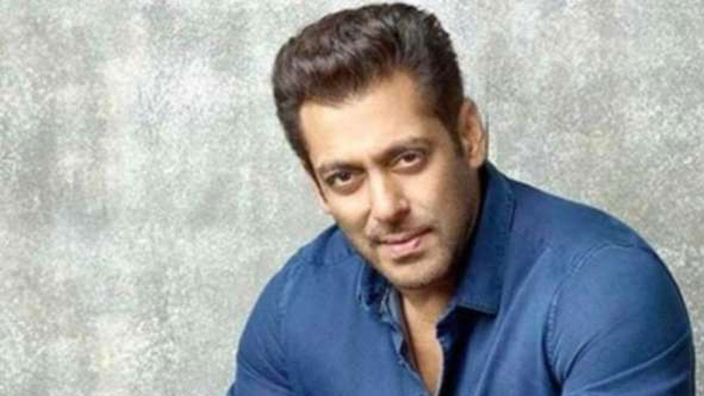 সলমনের মতো নিজেকে দেখতে তিনি একেবারেই চান না। ফলে চুল কাটতে রাজি ছিলেন না। প্রয়োজনে ফিল্ম ছাড়তেও রাজি ছিলেন। পরে পুরো ফিল্মে নকল চুল লাগিয়ে অভিনয় করেন তিনি।