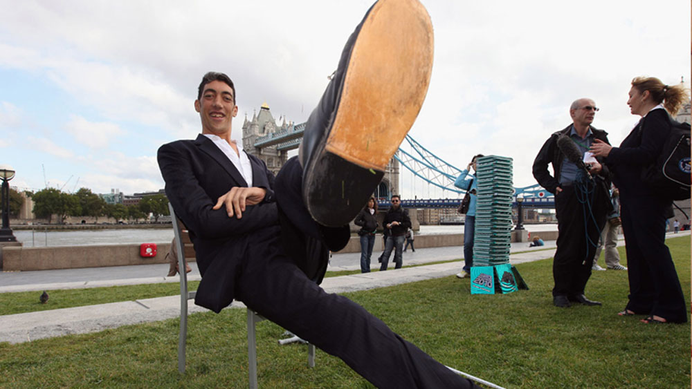 সুলতানের জন্ম দক্ষিণ-পূর্ব তুরস্কের মার্দিন শহরে ১৯৮২ সালে। তিনি বিশ্বের সপ্তম দীর্ঘতম মানুষ। তাঁর উচ্চতা ৮ ফুট ১ ইঞ্চি।