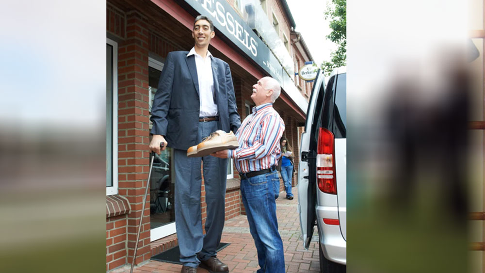 তাঁর হাত এবং পায়ের তালু এতটাই বড় যে অর্ডার দিয়ে বিশেষ জুতো পরতে হয়। আঙুলে ধরার জন্য বিশেষ কলমের প্রয়োজন হয়। তাঁর জামার মধ্যে সাধারণ উচ্চতা এবং ওজনের দু‘জন মানুষ ঢুকে পড়তে পারেন।