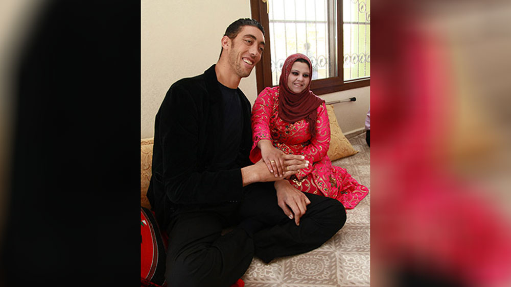 সুলতান কী ভাবে এতটা লম্বা হলেন? জন্মের সময় অন্য বাচ্চাদের মতোই ওজন এবং উচ্চতা ছিল তাঁর। কিন্তু ১০ বছর বয়স থেকে তাঁর মধ্যে কিছু অস্বাভাবিকত্ব লক্ষ্য করতে শুরু করেন তাঁর মা বাবা।