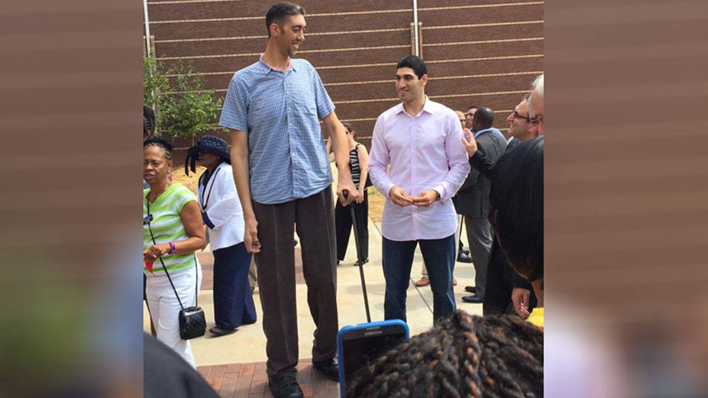 প্রথম দিকে তাঁকে দেখে হাসাহাসি করত বন্ধুরা, কেউ বা তাঁকে দেখে ভয় পেত। কারও সঙ্গেই খোলা মনে মেলামেশা  করতে পারতেন না তিনি। স্কুলের সমস্ত বন্ধুও ধীরে ধীরে দূরে সরে যায়।