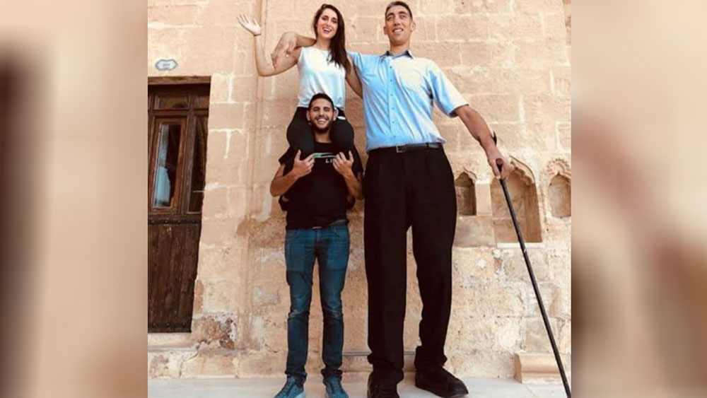 কোনও সংস্থা তাঁকে চাকরিও দিতে চাইছিল না। পরিবারের সঙ্গে গাড়িতে চড়ে কোথাও যেতেও পারতেন না। পরিবারের সদস্যেরা ঘুরতে গেলে তাঁকে বাড়িতেই রেখে দিয়ে যেতেন।