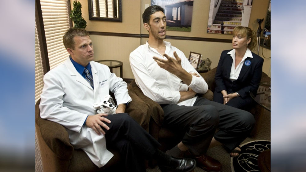 এ ভাবেই জীবন কাটছিল সুলতানের। ২০১০ সালে ভার্জিনিয়া ইউনিভার্সিটির মেডিক্যাল স্কুলে চিকিৎসা শুরু হয় তাঁর। টানা দু’বছর চিকিৎসার পর তাঁর গ্রোথ হরমোন নিয়ন্ত্রণ করা সম্ভব হয়। কিন্তু তত দিনে তাঁর উচ্চতা হয়ে গিয়েছে ৮ ফুট ১ ইঞ্চি।