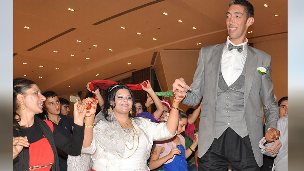 ২০১৩ সালে সুলতান তাঁর থেকে ১০ বছরের ছোট মার্ভে দিবোকে বিয়ে করেন এবং এর এক বছর পর উচ্চতার জন্য গিনেস ওয়ার্ল্ড রেকর্ড করেন তিনি।