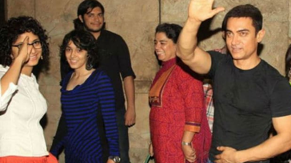 ১৬ বছরের বিবাহিত জীবনে ছেদ টানাটা দু’জনের কাছেই অত্যন্ত দুর্ভাগ্যজনক ছিল, সেটা বহু বারই বলেছেন তাঁরা। পরিস্থিতি ঠিক রাখতে দু’জনেই চেষ্টা করেছেন। তবে পরস্পরের প্রতি ভালবাসা বা শ্রদ্ধা কোনওটাই হারাননি তাঁরা, এমনটাও জানান ‘দঙ্গল’ অভিনেতা।