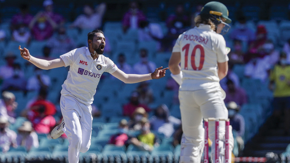 মহম্মদ সিরাজ এই মুহূর্তে দলের সব চেয়ে অভিজ্ঞ পেসার। দেশের জন্য খেলা যে তাঁর কাছে ঠিক কতটা, সেটা দেখেছে ভারতবাসী। এখন দেখার বুমরাদের অনুপস্থিতিতে ভারতীয় পেস অ্যাটাকের পতকা তিনি উঁচু করে রাখতে পারেন কি না।