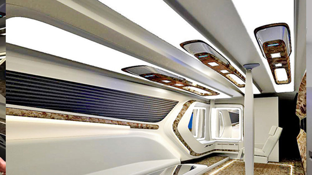 তাঁর কাস্টমাইজড ভ্যানিটি ভ্যানের অন্দরমহল দেখে যে কেউ পাঁচতারা হোটেল ভেবে বসতে পারেন।