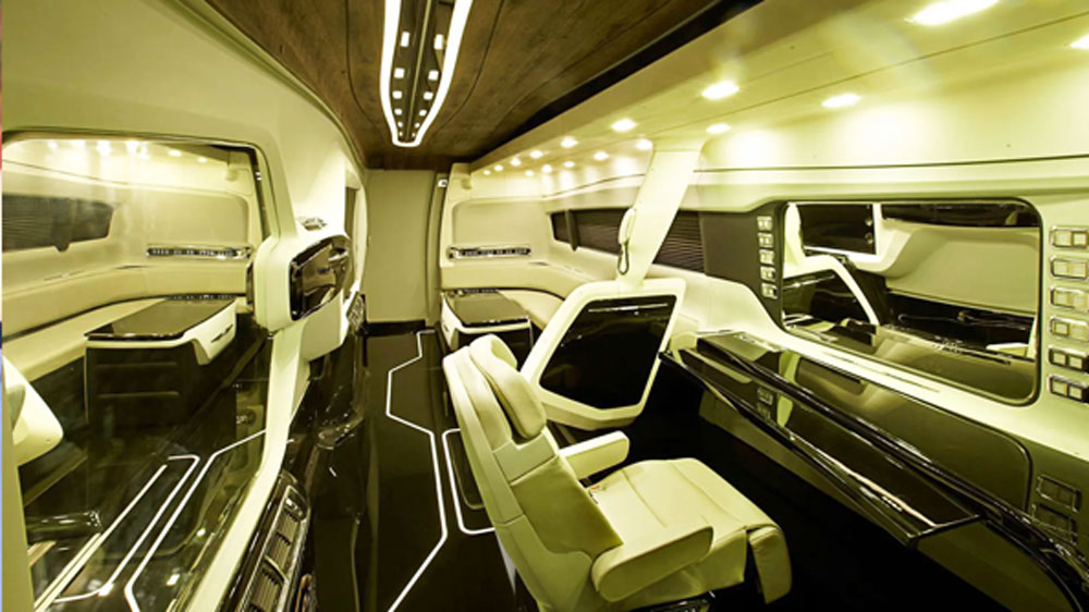 শাহরুখের ভ্যানিটি ভ্যান যেমন দিলীপই ডিজাইন করেছিলেন। খরচ পড়েছিল ৪ কোটি টাকা। তার থেকেও দামি ভ্যানিটি ভ্যান রয়েছে কপিলের কাছে।