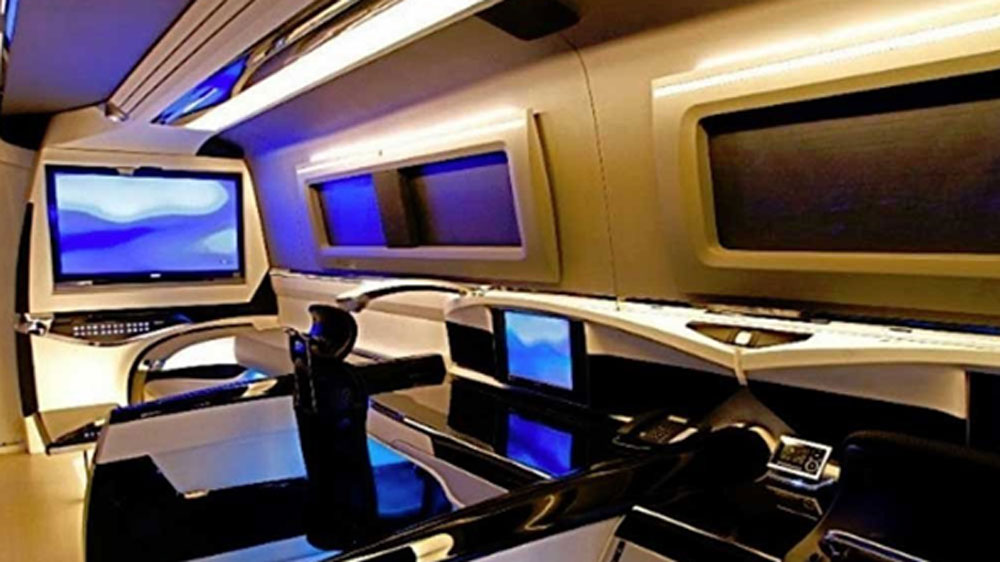 ভিতরে আলাদা করে একটি কেবিন রয়েছে। সেখানে টেবিল-সোফা এবং এলইডি টিভি লাগানো রয়েছে।