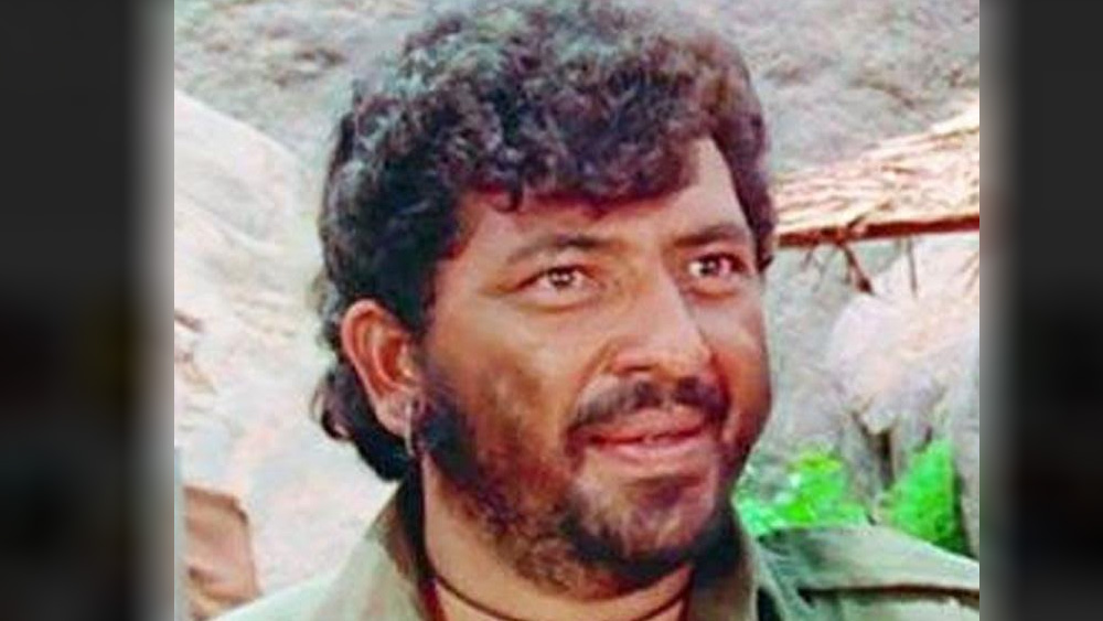 এর পর আমজাদকে কিছুটা বিরতি দেন পরিচালক। বলেন, সময় নিয়ে চরিত্রের জন্য তৈরি হতে। আমজাদ তাঁর চেষ্টা কয়েক গুণ বাড়িয়ে দেন। শট না থাকলেও তিনি গব্বরের পোশাক পরেই বসে থাকতেন। কিন্তু সেটে গুঞ্জন শুরু হয়ে গেল— নতুন অভিনেতা সংলাপ বলতে পারেন না।