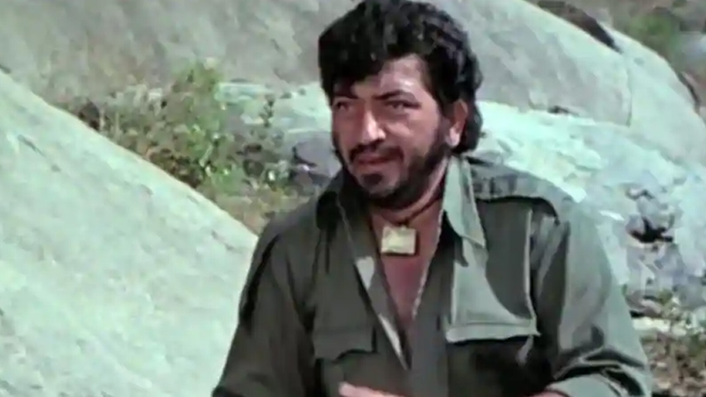 সেই ফিসফাস কানে গেল সেলিম জাভেদেরও। তাঁদের মনে হতে লাগল, এ বার রমেশ হয়তো ভাববেন তাঁরা ভুল অভিনেতাকে বেছেছেন। শোনা যায়, তাঁরা রমেশকে বলেছিলেন, আমজাদের পরিবর্তে অন্য কোনও অভিনেতাকে তিনি নিতে চান কি না? তবে রমেশ তাঁকে আরও সুযোগ দিতে চেয়েছিলেন।